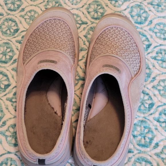 NWOB Womens BZEES mules in light gray/ lavender. Size 10 - Picture 2 of 5